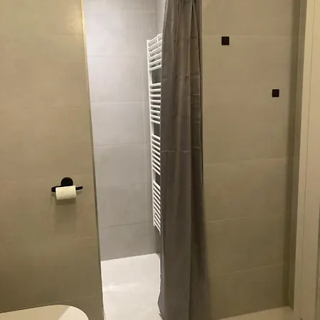 Moderny A408 V Centre Nr, Parkovanie V Cene نيترا