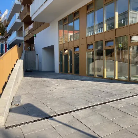 Moderny A408 V Centre Nr, Parkovanie V Cene شقة نيترا