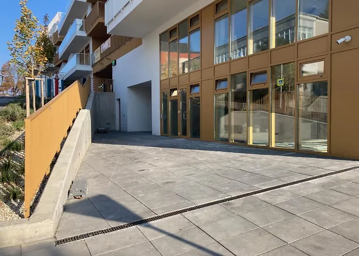Moderny A408 V Centre Nr, Parkovanie V Cene شقة نيترا