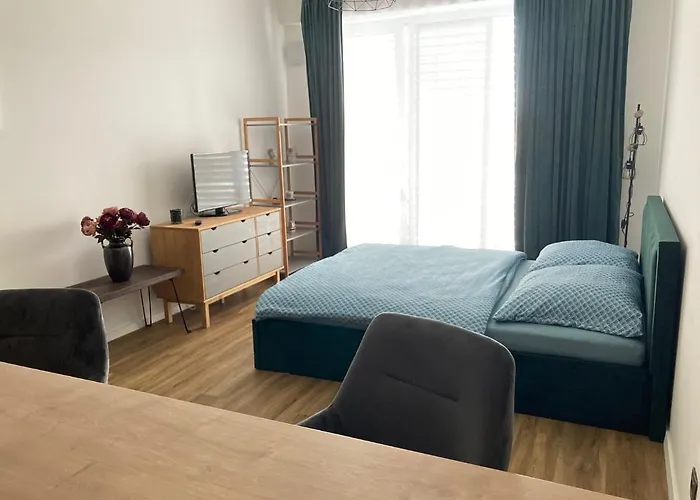 Moderny A408 V Centre Nr, Parkovanie V Cene نيترا